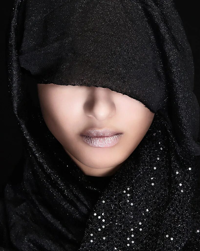Шапка закрывает глаза. Девушка в черном платке. Девушка в хиджабе. Мусульманка в черном платке. Девушка в платке на аву.