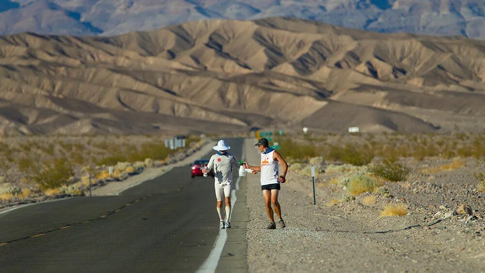 Пробежала 42 километров. Бэдуотер сверхмарафон. Badwater Ультрамарафон. Badwater Ultramarathon Ультрамарафон. Badwater Goggins.