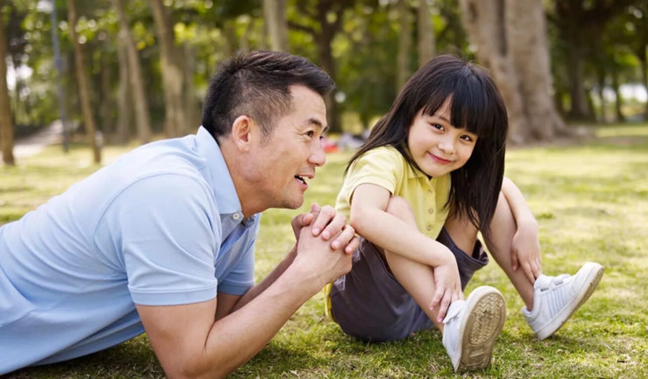Японский отчим и дочь. Отец и дочь. Азиатские отец и дочь. Отец и дочь китайцы.