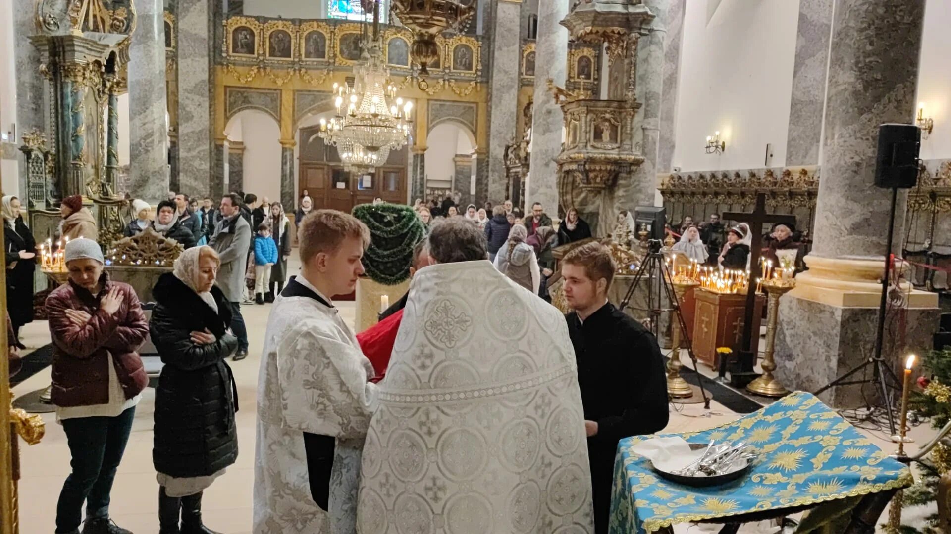 поздняя божественная литургия. поздняя божественная литургия. поздняя божественная литургия. покровский храм саратов 08. литургия в день преображения господня.