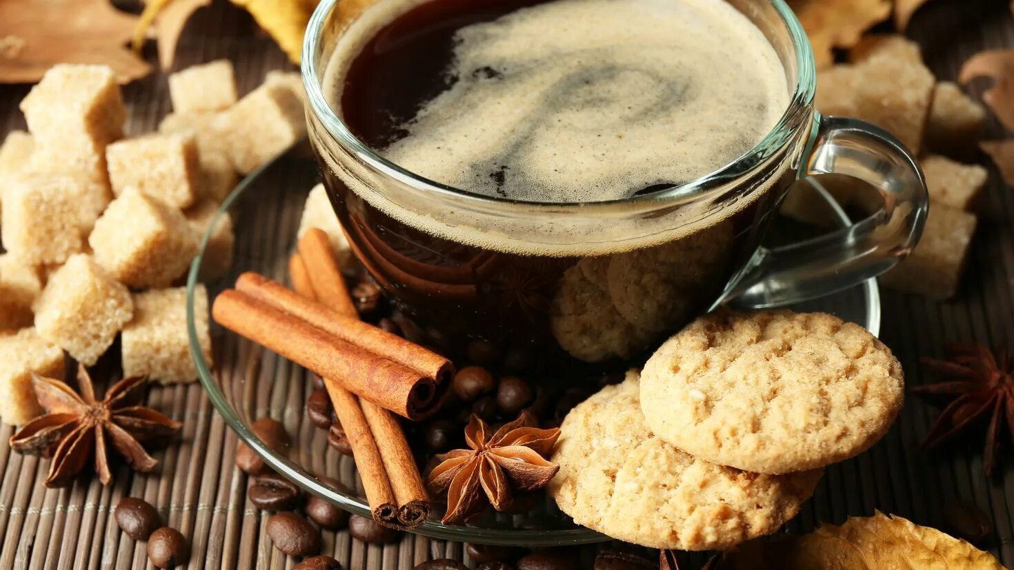 Печенье к кофе. Кофейные листья. Кофе картинки. Чай и печенье на природе.