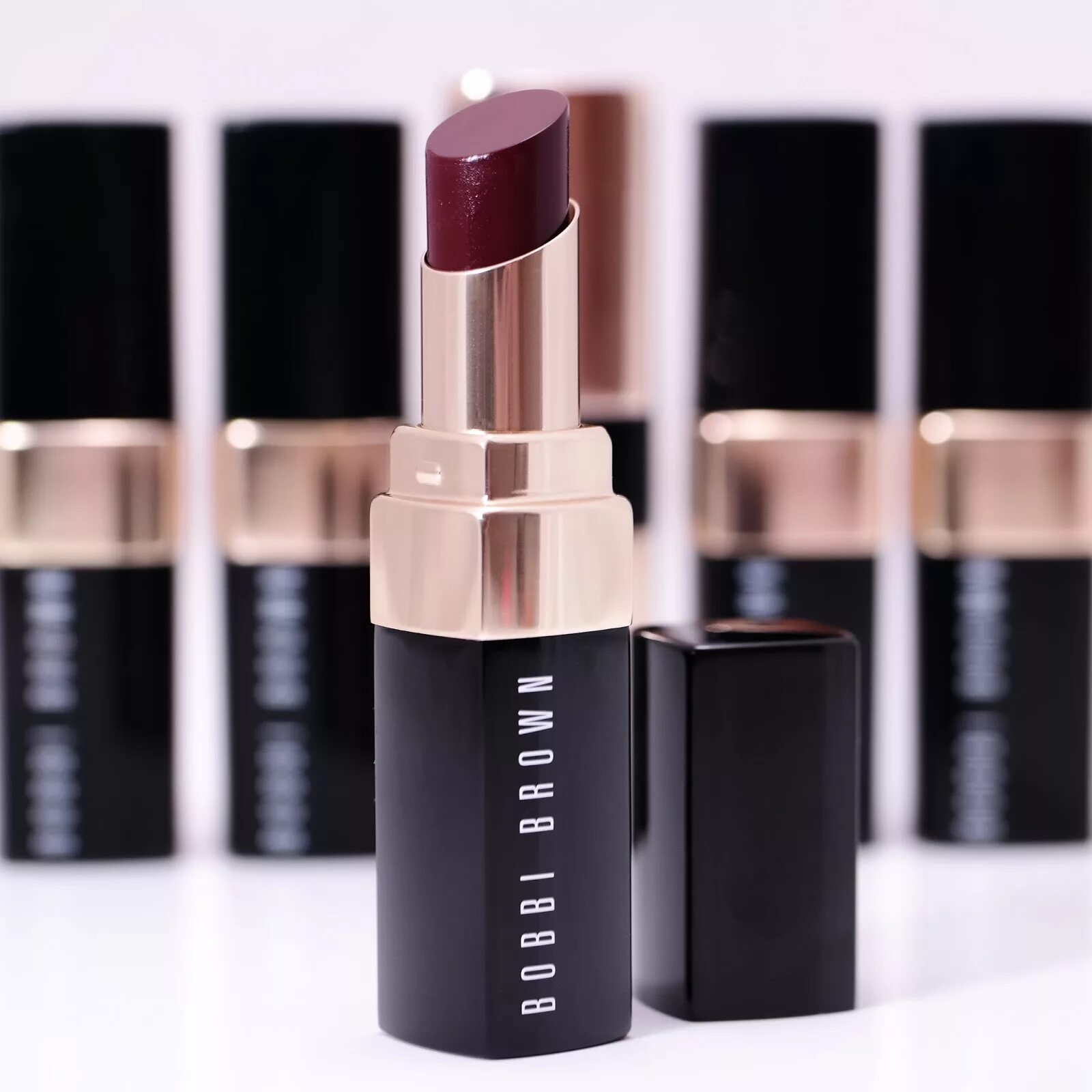 Bobbi brown помада. Bobbi Brown помада для губ. Downtown Plum Bobbi Brown помада. Bobbi Brown губная помада Blash. Помада Bobbi Brown 96 Black Raspberry.