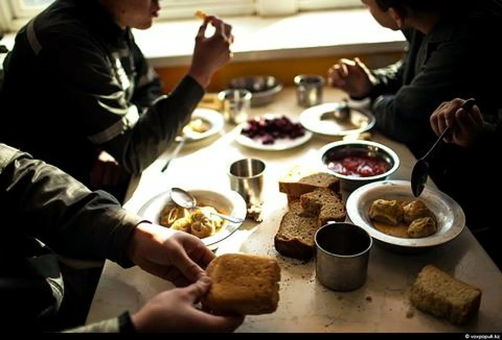 тюрьма жаслык в каракалпакстане. обед в колонии. обед в сизо. обед в столовой осужденных. что едят осужденные.