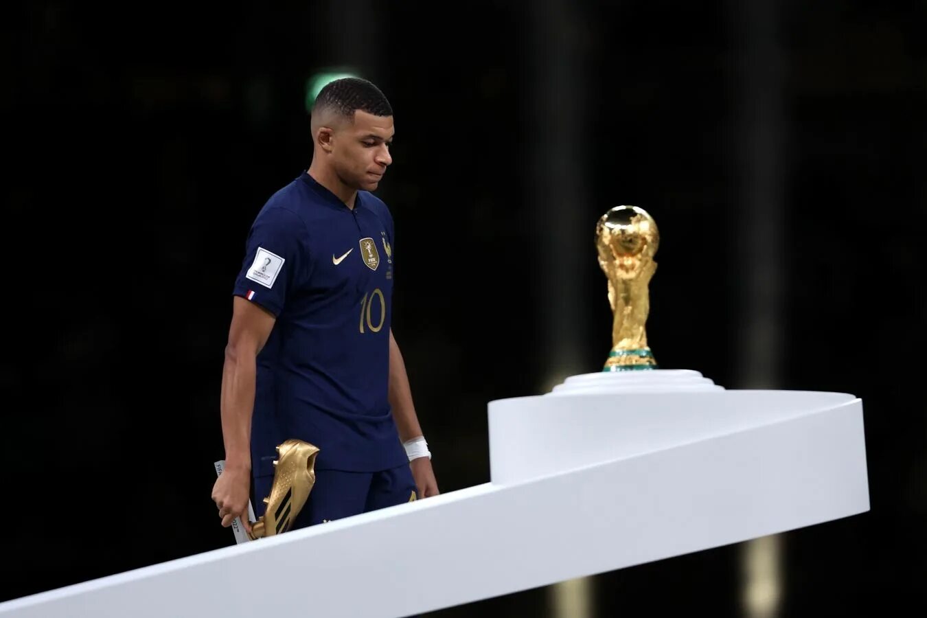 Золотая бутса 2023 кто получил. Manchester city need to be upset. Золотая бутса 2023 кто получил. Лео месси. Роберт левандовский золотая бутса 2020.