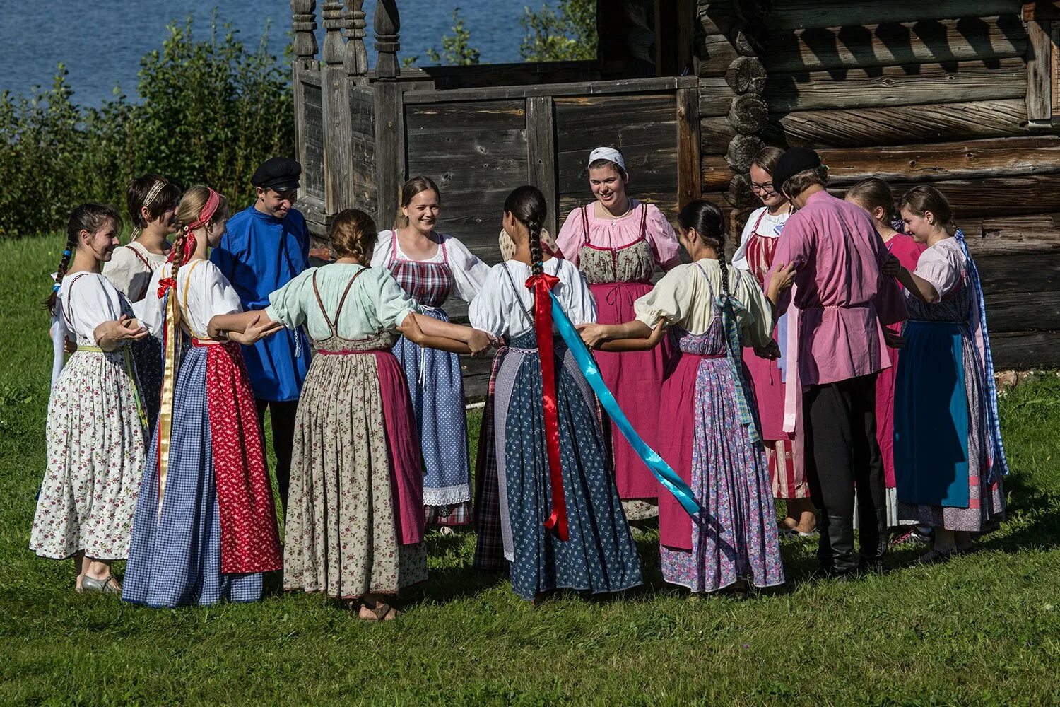 Национальный костюм Карелии вепсы. Карельский этнос мельница. Этно Хутор каменная Карелия. Карелы народ России. Народы тверской области