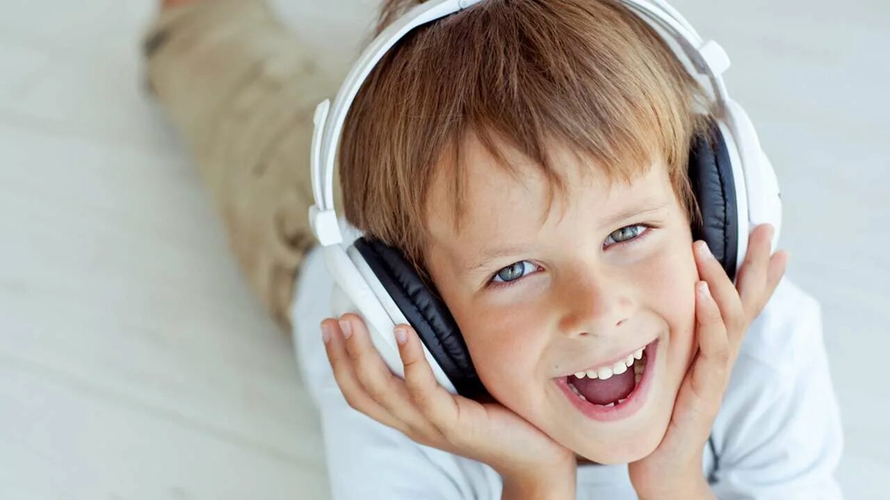 Дети СЛУШАЮТ музыку. Слушать музыку картинка для детей. Слушает музыку в наушниках. Подросток слушает музыку. Шум детские слушать