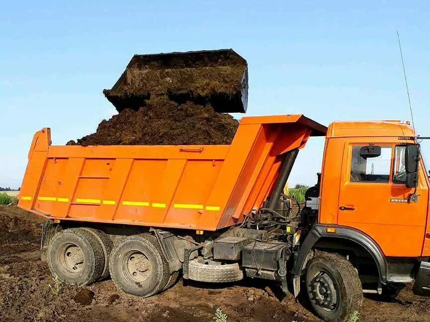 Самосвал 10 кубов. Чернозём перегной навоз КАМАЗ. КАМАЗ С черноземом 10 кубов. КАМАЗ навоз ПГС. Плодородный грунт КАМАЗ.