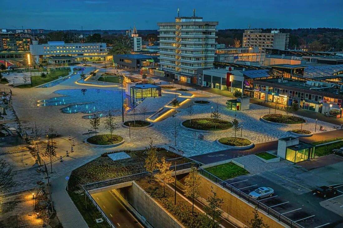 Городская пл. Площадь в Эммене, Нидерланды. Центральная площадь в Эммене. Emmen город в Нидерландах. Общественное пространство.