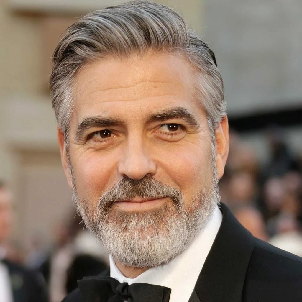 Old man blonde. Джордж Клуни короткая стрижка. Джордж Клуни с бородой. Джордж Клуни Седые волосы. Мужские стрижки Джордж Клуни.