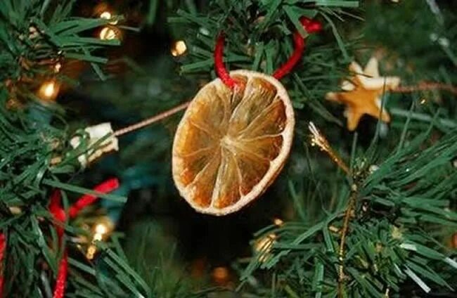 новогодние украшения из апельсинов. елка украшенная дольками апельсина. украшения из сушеных апельсинов. новогодняя елка с сушеными апельсинами. елочные украшения из цитрусовых.