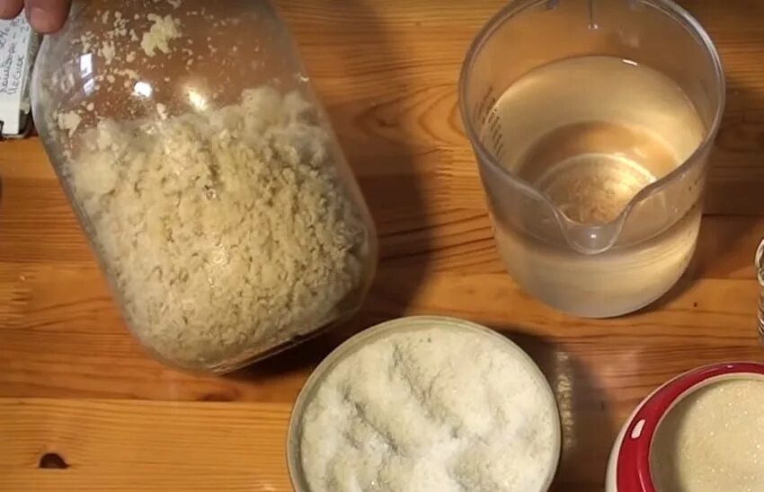 как приготовить хрен в домашних условиях. тертый хрен в баночках. рецепт домашнего хрена. хрен домашний. заготовки из хрена.