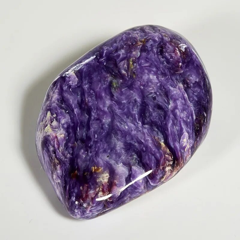 полудрагоценный камень ответ. лучистый чароит. синий полудрагоценный камень лазурит. простые камни. аметист, аквамарин, яшма, черный опал.