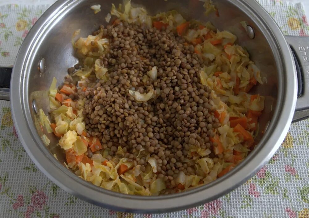 Чечевица с капустой рецепт. Колбаски с тушеной капустой. Тушеная капуста с чечевицей. Чечевица с капустой рецепт. Чечевица с капустой рецепт.