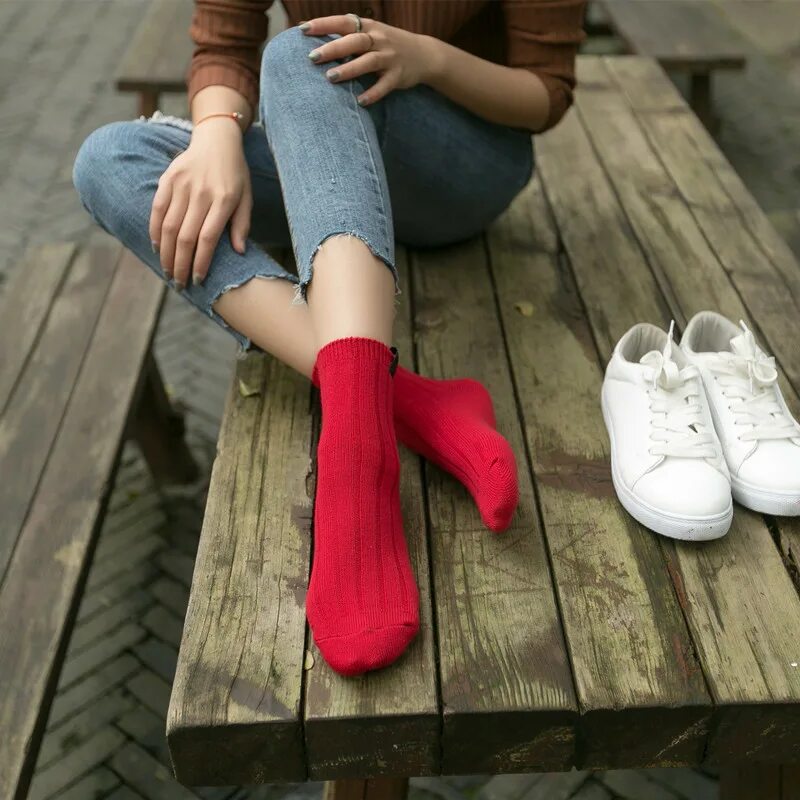 White socks girl. Девушки в носочках. Женщина в носках. Носки с балетками. Красивые девушки в носках.