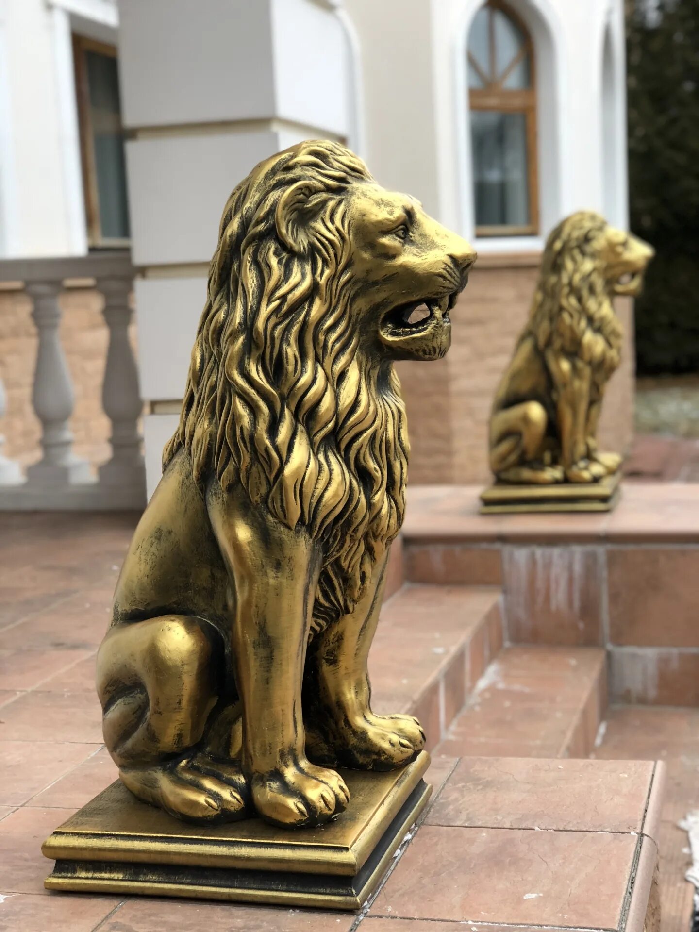 Статуя львов. "Зеленоград" скульптура Льва. Статуя Льва. "Королевский Лев" zlatdecor. Золотой Лев статуя.