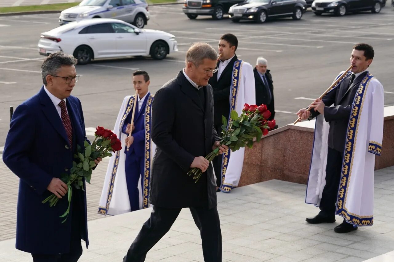 Праздники сегодня в башкирии. Хабиров цветы салавату. казахстанская делегация в башкирии. возложение цветов казахстан. глава рб хабиров 8 октября награждение.