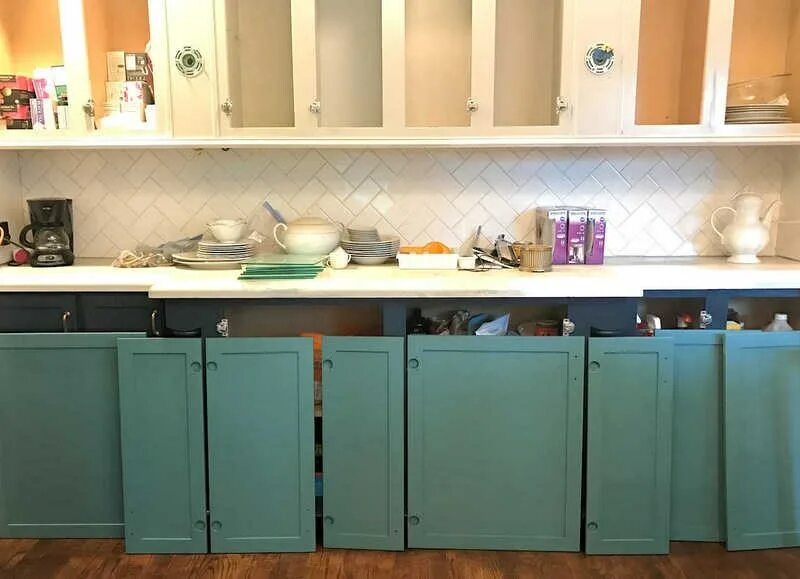 Крашеный кухонный гарнитур. Покраска мдф фасадов. Покраска мдф своими руками. Перекрасили кухонный гарнитур. Краска для фа адов кухни.