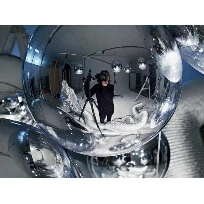 Лайвболл зеркало. Люстра Миррор бол. Mirror Ball by Tom Dixon. Шар стеклянный. Стеклянный шар отражение.