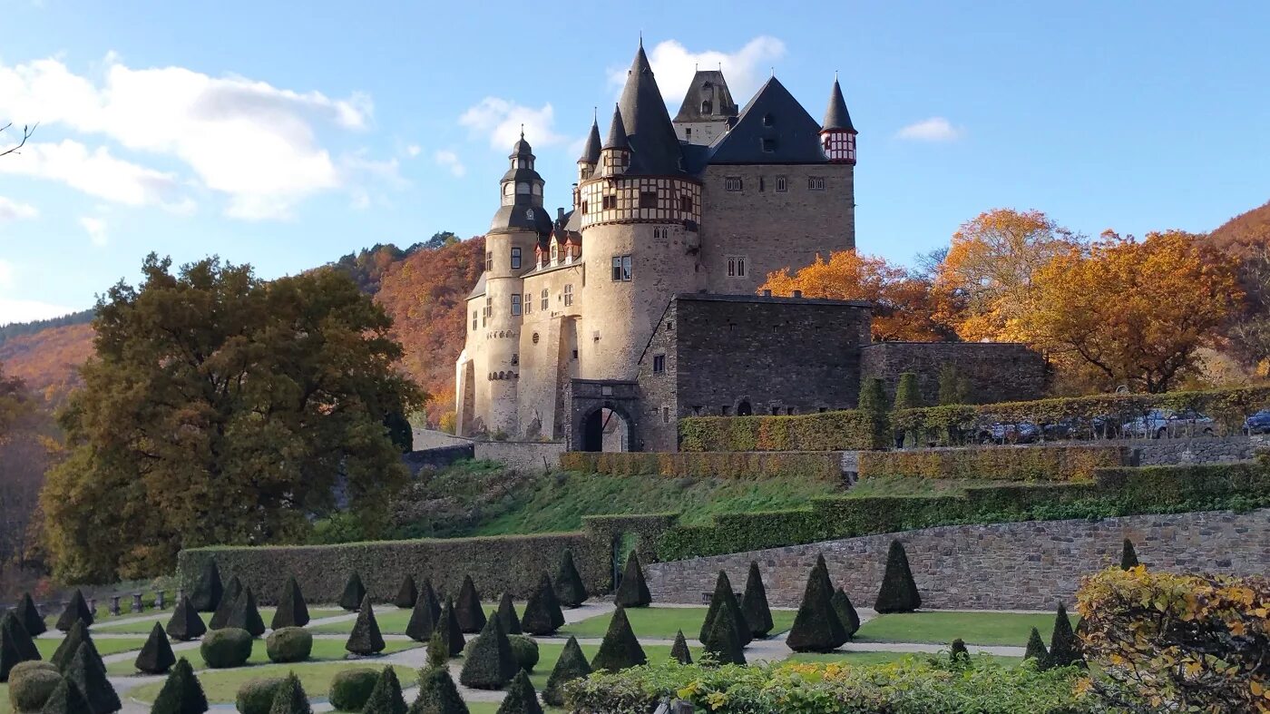 Кроцейнштайн замок австрии. Замок 13 века во франции. Замок в средневековье бутрон. Замок на двенадцати столбах. Замковый ансамбль.