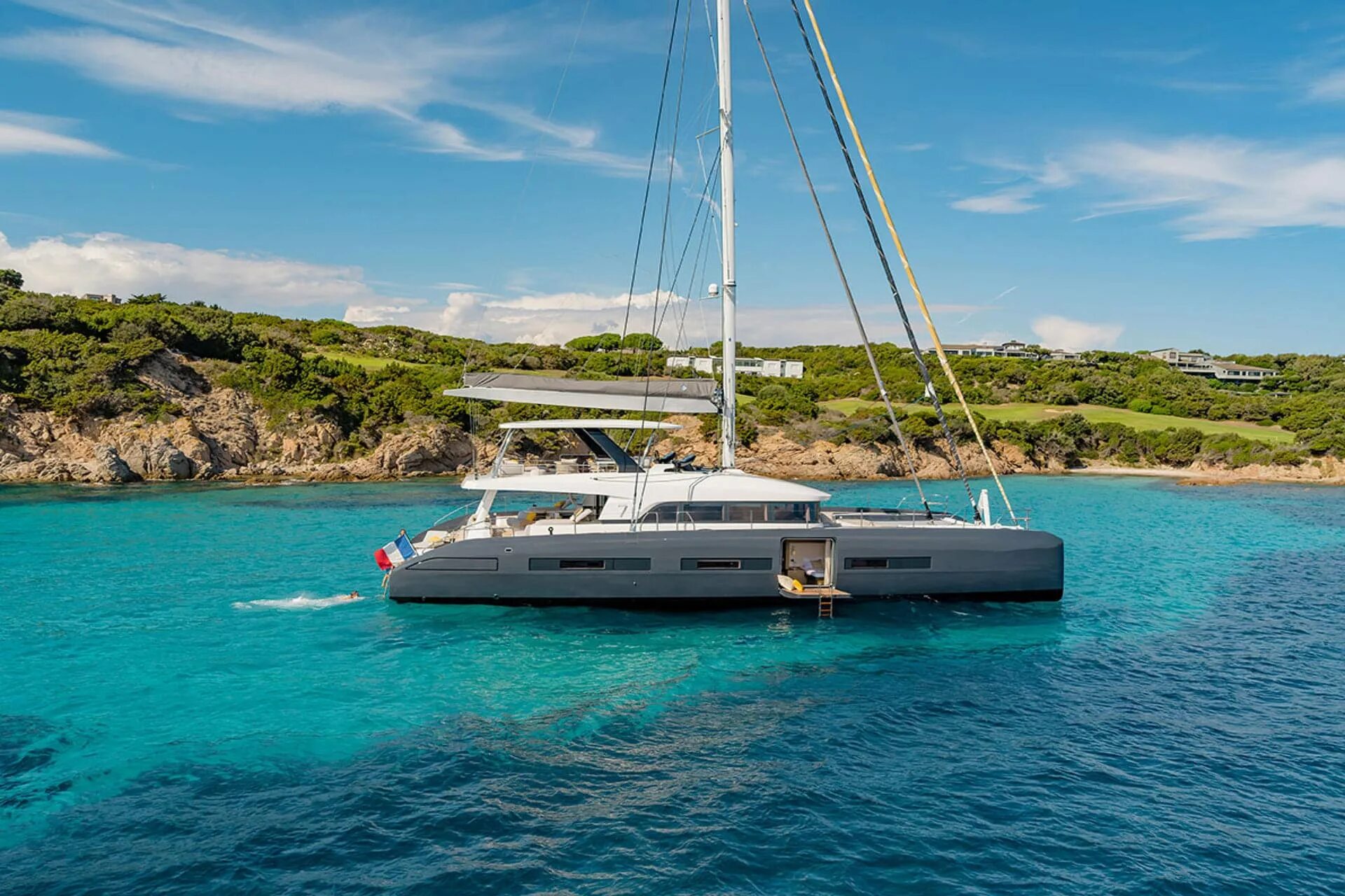 Яхта melanya. Лагун 77 катамаран. Яхта с широким корпусом 7 букв сканворд. Парусные яхты. Большая парусная яхта vertigo.