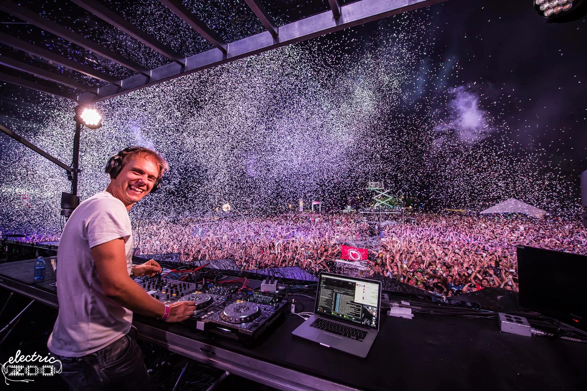 Армин ван бюрен 2022. Диджей на фестивале. Диджей. Hardwell live. Музыкант диджей.