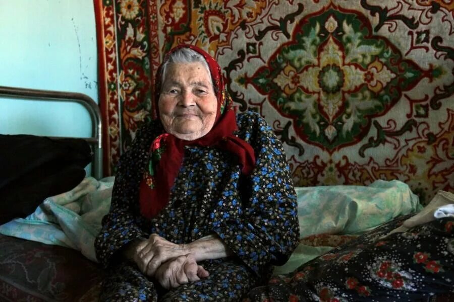 Найти бабку знахарку. Бабушки целители в Мордовии. Бабушка целительница. Бабушка из деревни. Бабушка целительница из деревни.