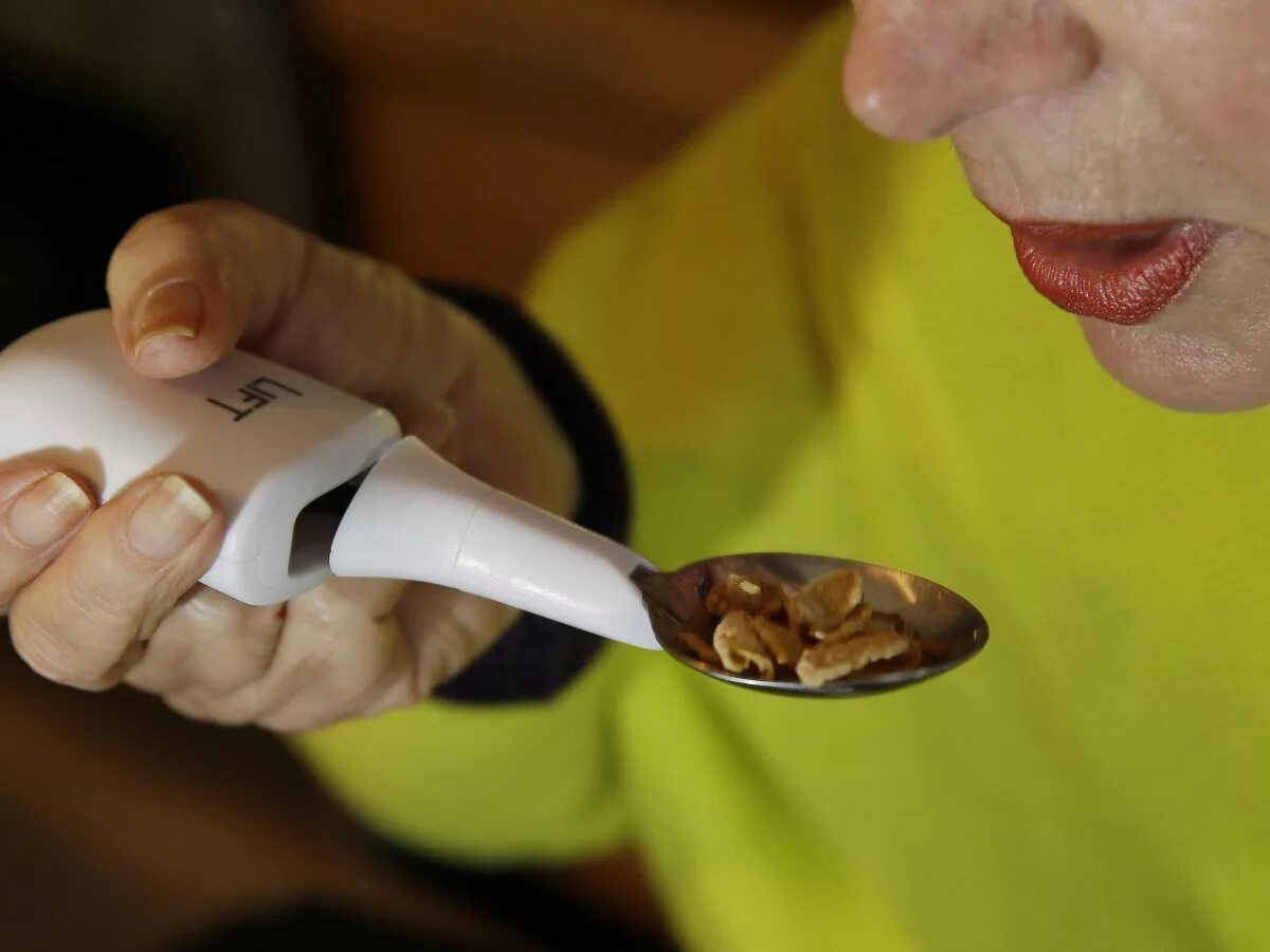 ложка со стабилизатором. ложка для тремора рук. ложка для людей с болезнью паркинсона. ложка тремор. ложка тремор.