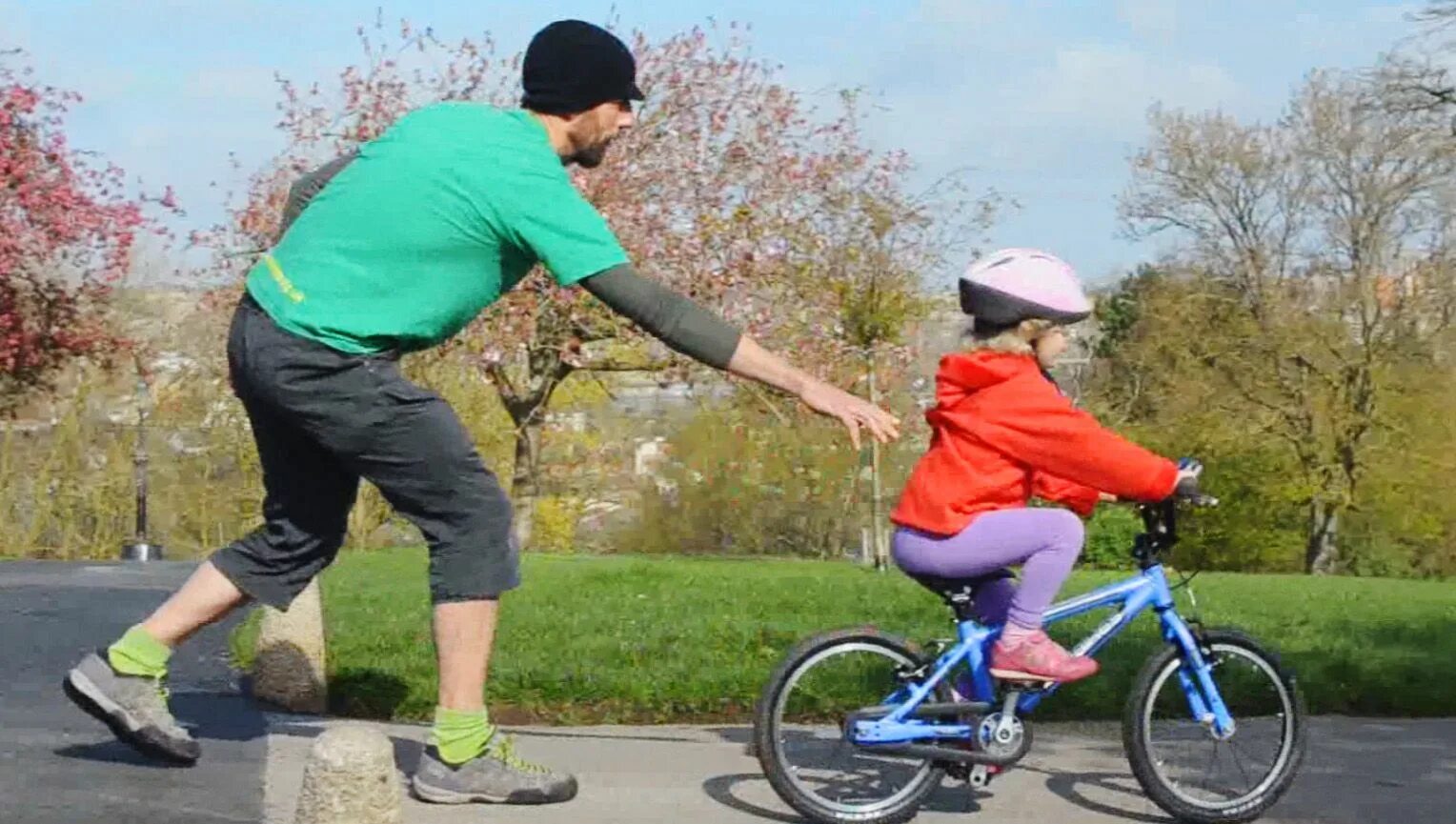 Don t ride a bike. Дети с велосипедом. Кататься на велосипеде. Езда на двухколесном велосипеде. Двухколесный велосипед для малышей.