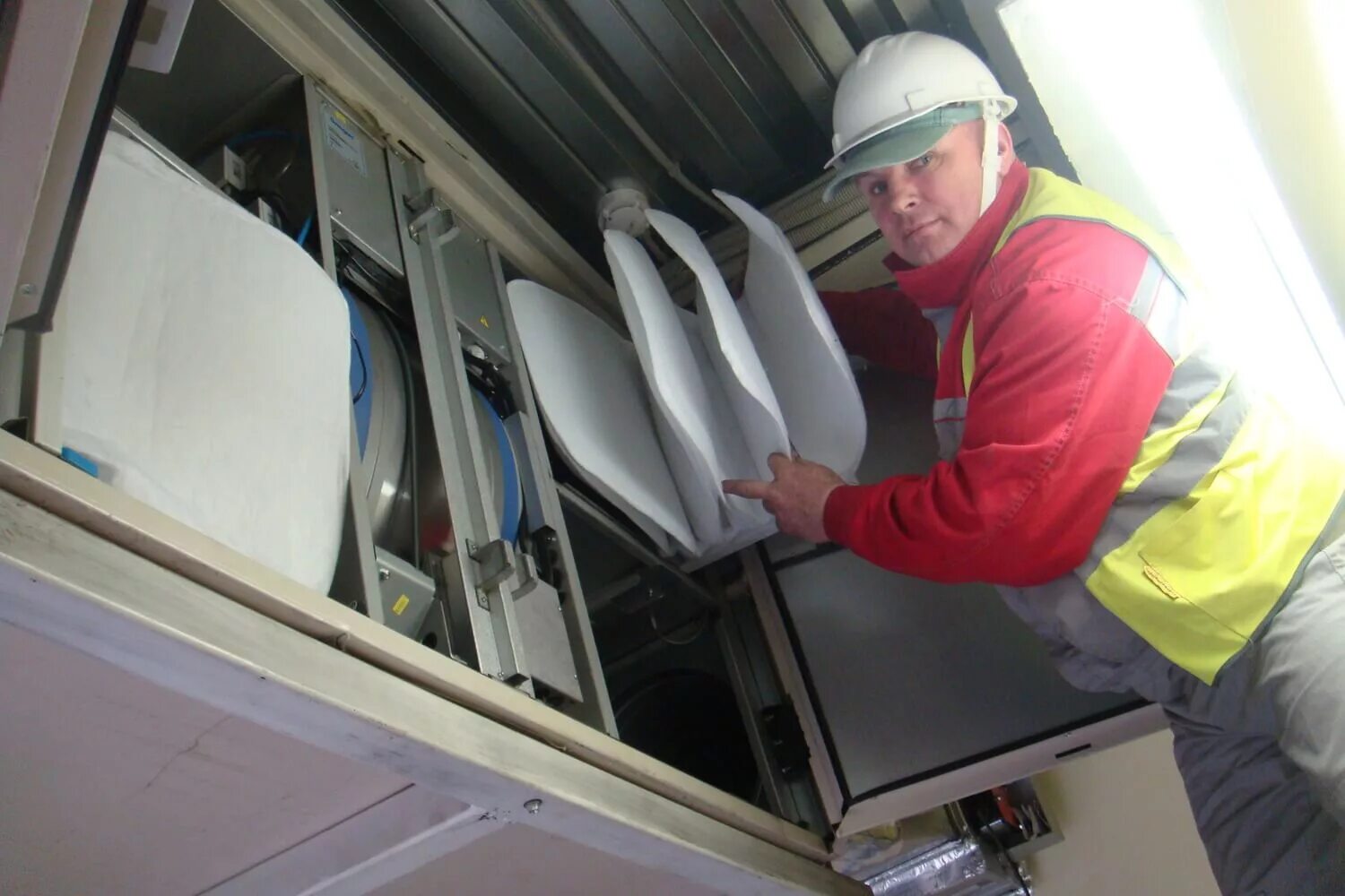 Монтаж систем вентиляции и кондиционирования. Монтаж вентиляции. Air duct cleaning. Системы вентиляции и кондиционирования. Монтаж вентиляции.