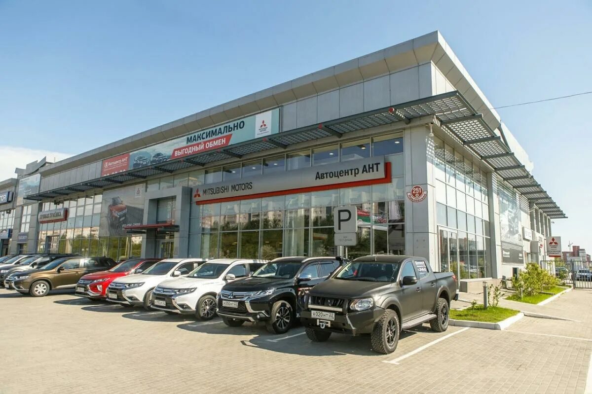 Автосалон mitsubishi. Автоцентр ант в Барнауле Модельный ряд. Автосалон Митсубиси. Мицубиси в автосалоне. Митсубиши Барнаул Автоцентр.