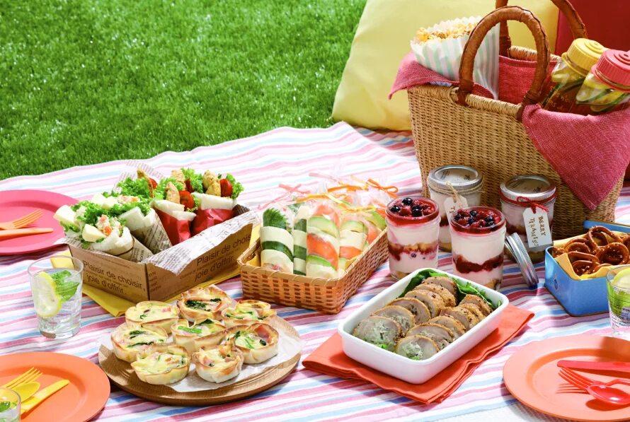 Еда для пикника на природе. Пикник сладость. Закуски для детей на пикник. Сервировка стола на пикнике. Пикник должно быть