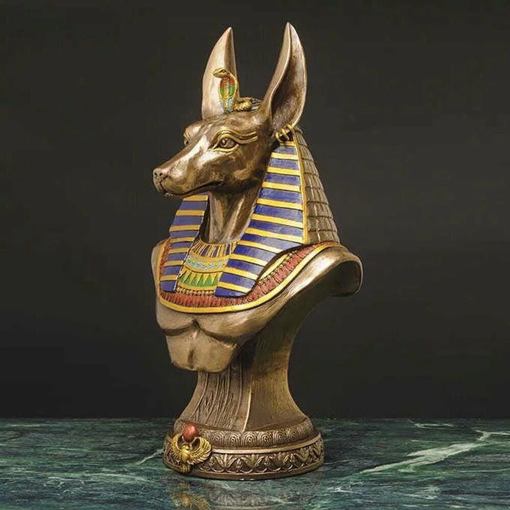 Животные богов египта. Анубис древний Египет. Анубис Египет скульптура. Древняя статуя Анубиса в Египте. Бог Анубис в древнем Египте статуя.