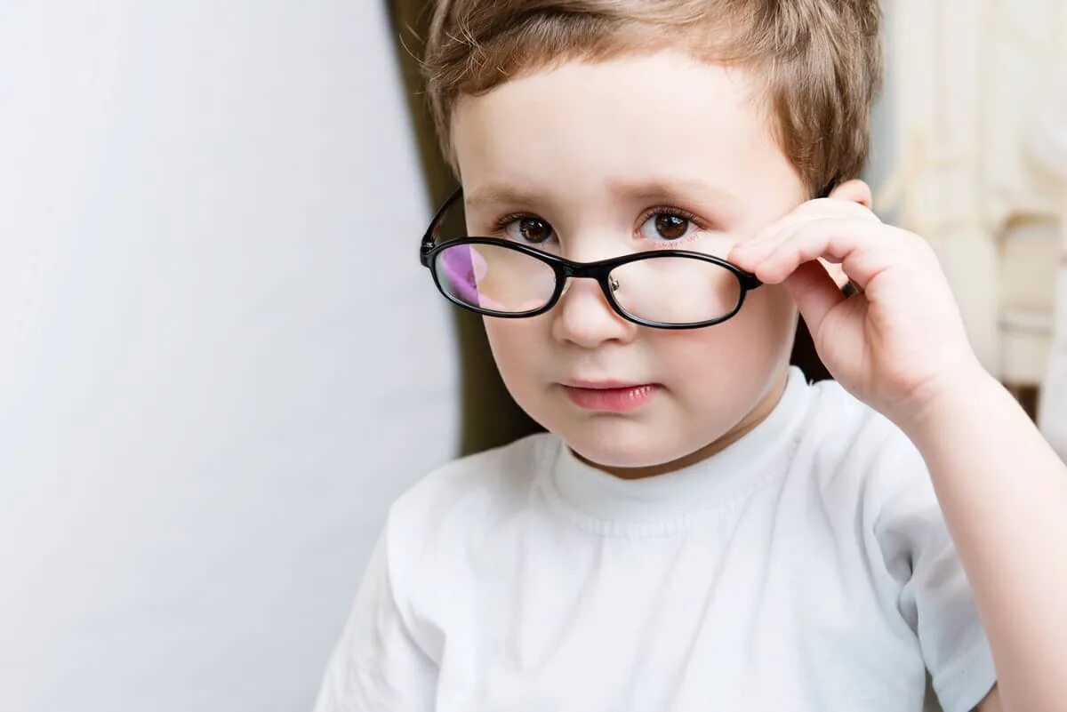 Дети с нарушением зрения. Детские очки для зрения. Дети в очках. Малыш в очках.