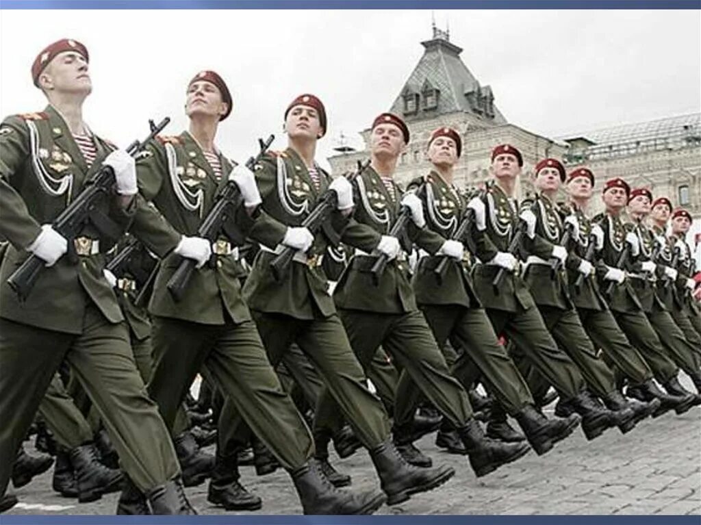 Армейские строевые песни. Военный парад. Марш солдат. Солдаты на параде. Солдаты маршируют.