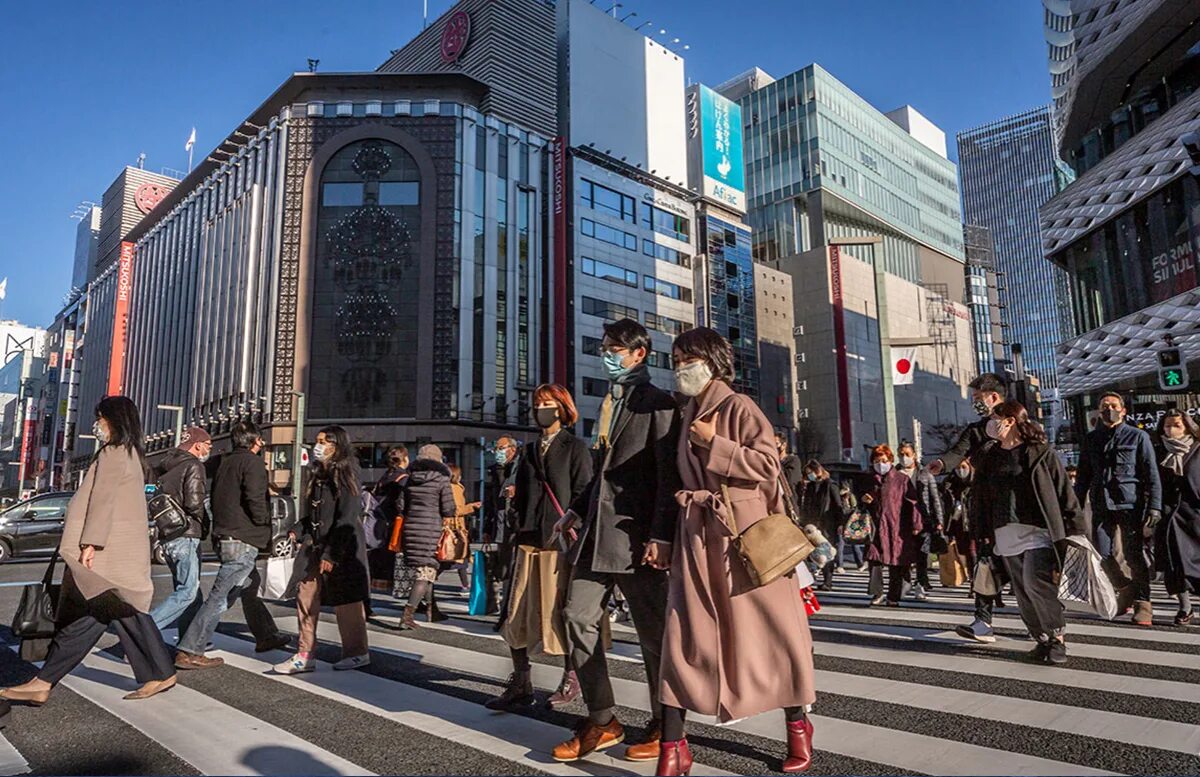 Сколько человек проживает в японии. Улицы Токио 2021. Япония 2021 улицы. Япония Токио люди. Япония люди на улице Токио.