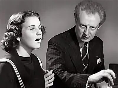 женщина и несколько мужчин. мужчина в окружении моделей. мужчина и две женщины. двое мужчин и одна женщина. куча красивых девушек.