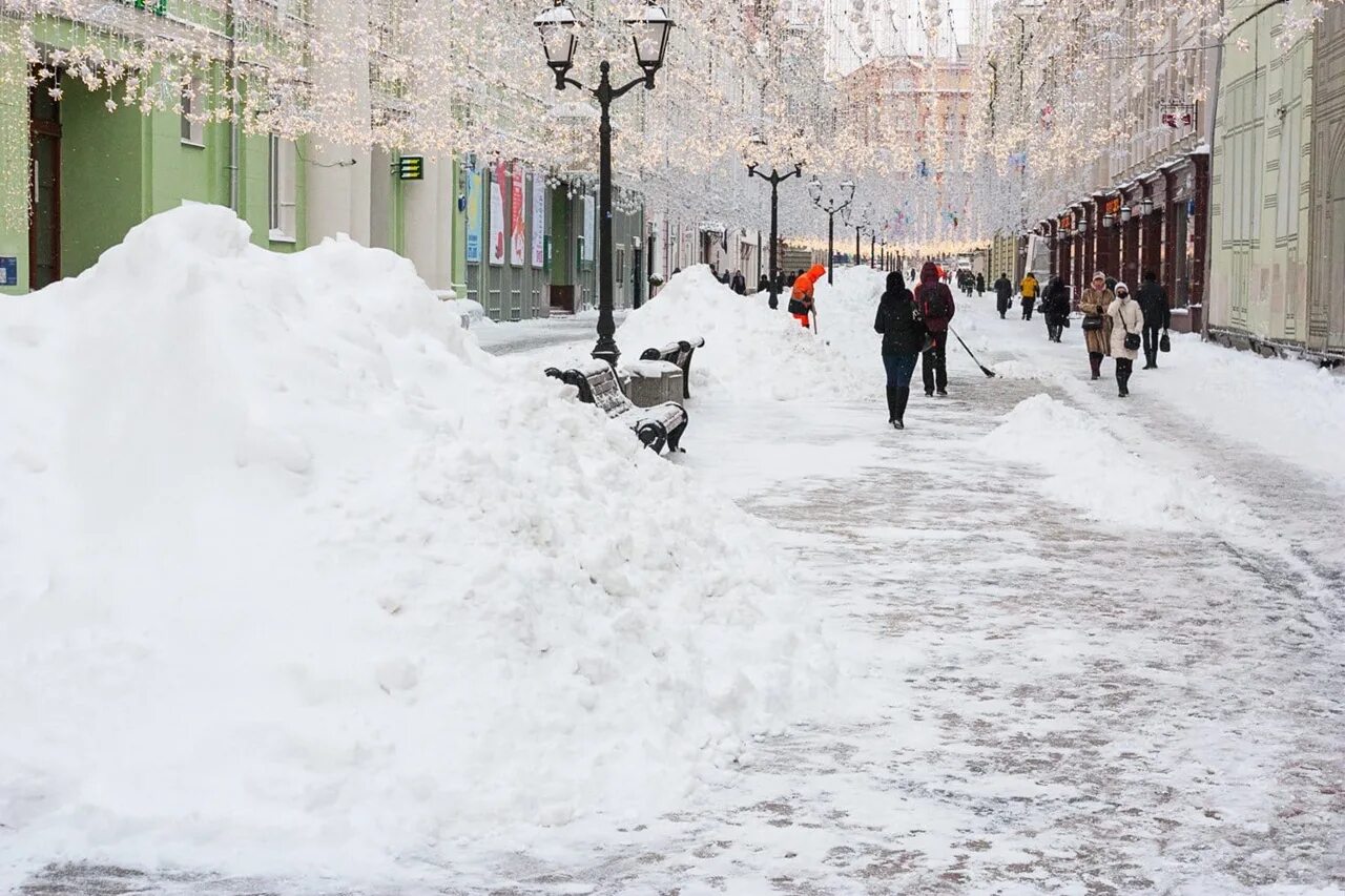 Снег в Москве. Сугробы в Москве. Снежные сугробы в Москве. Много снега.