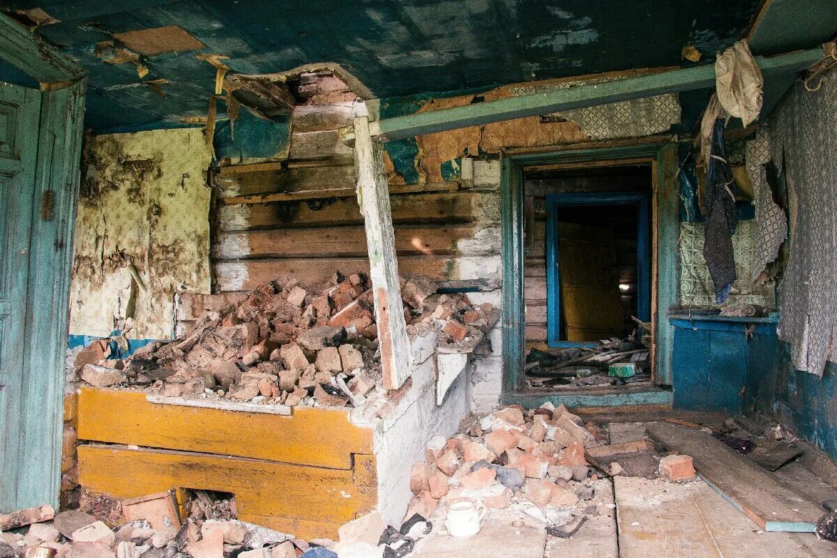 Одинокое детство. Деревня брошенных детей. Грустный ребенок. Бабушка в деревенском доме. Дети сироты брошенные.