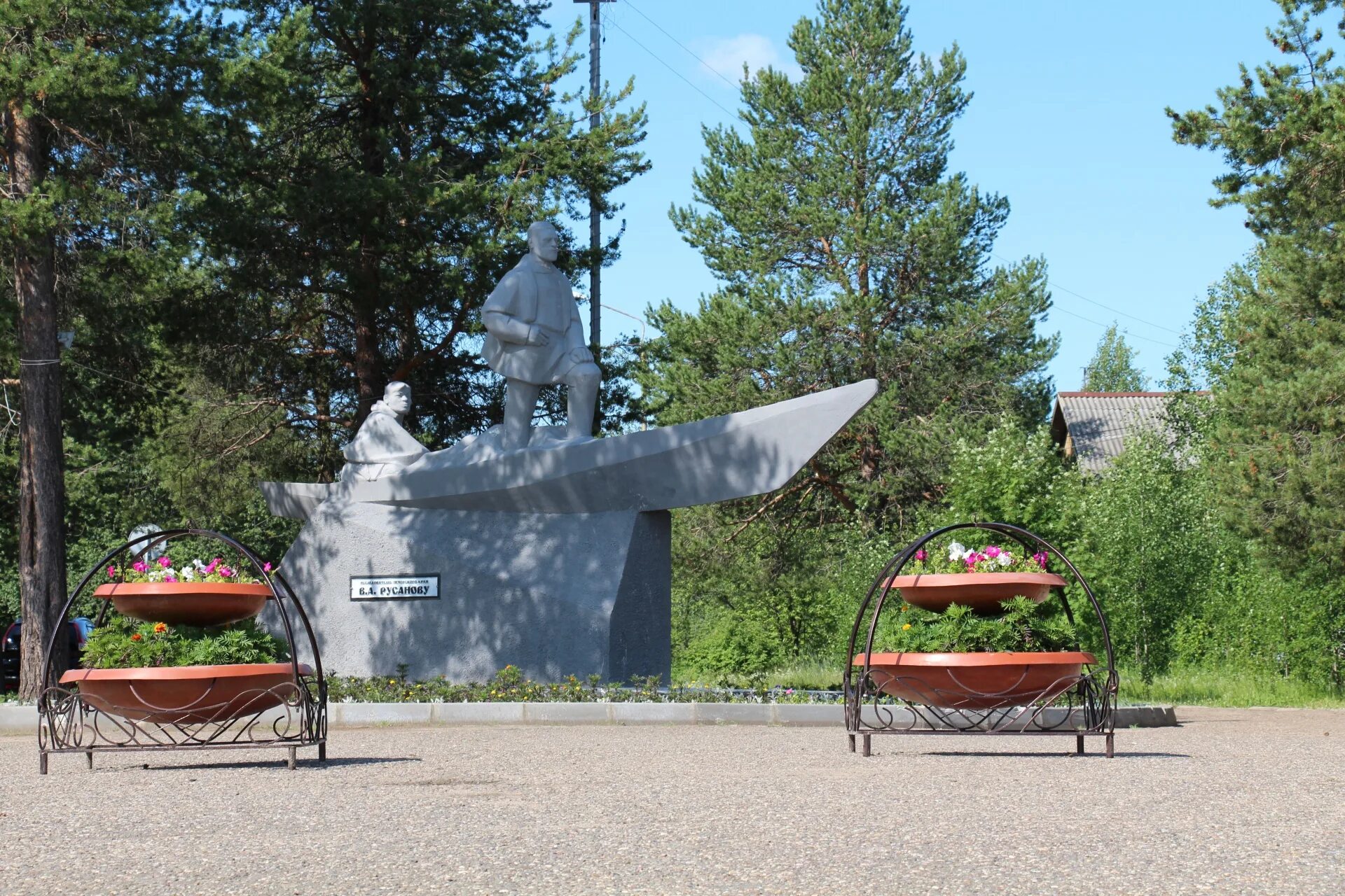 Памятник русанову город печора. Памятник русанову в печоре. Найди в печоре. Город печора республика коми. Памятник русанову в печоре.
