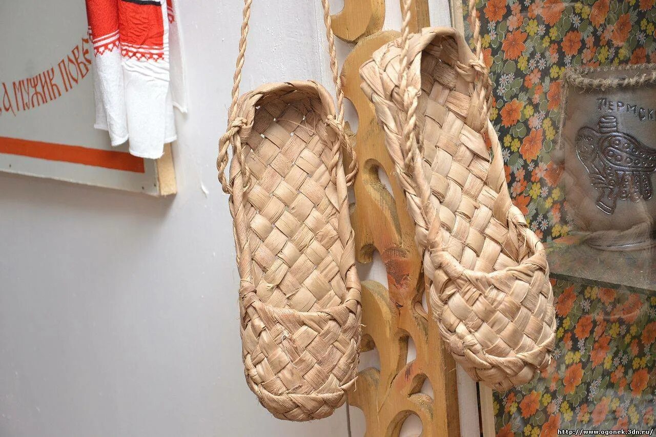 крестьянин в лаптях. буквы лапоть. что такое лапти в древней руси. тапочки из джута.