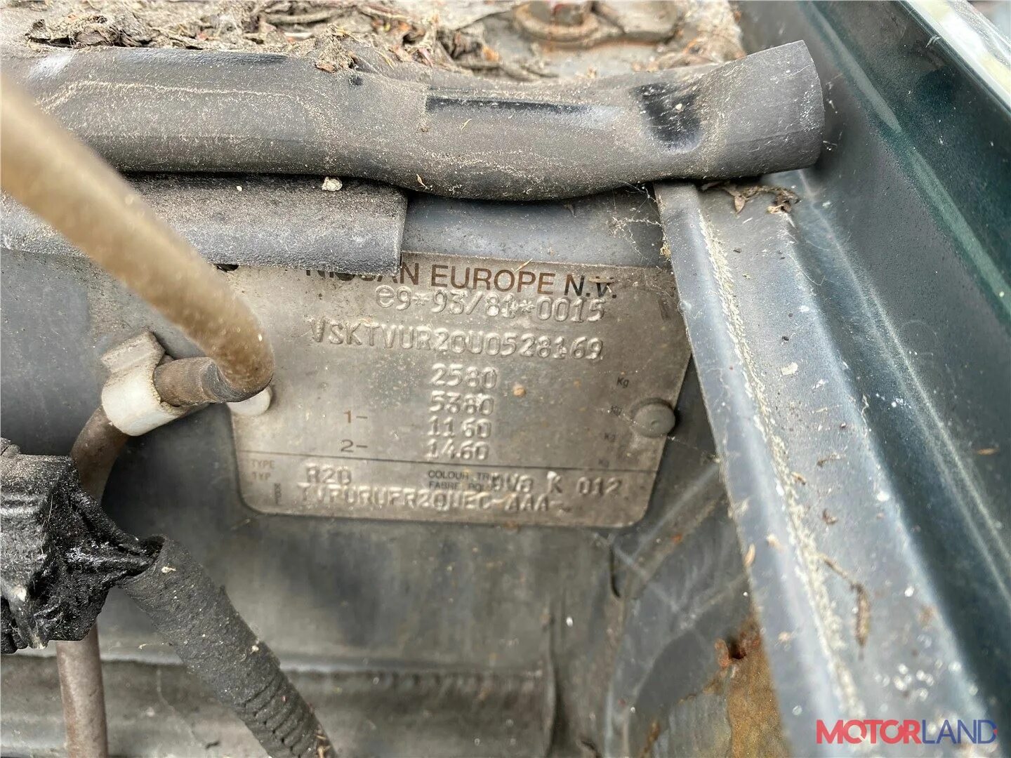 Номер рамы ниссан террано 1993. Табличка на ниссан террано 2. Nissan terrano 3 вин номер. Дублирующая табличка инфинити fx35. Вин номер на кузове террано 1.