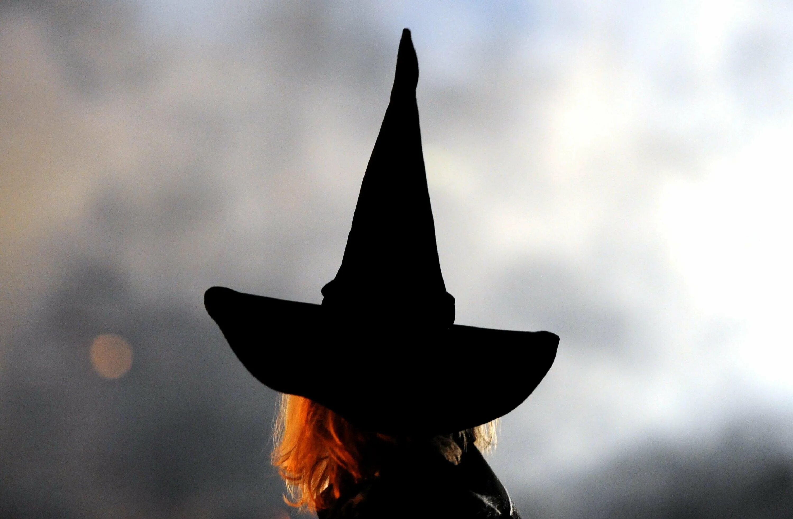Страшную шляпу. Шляпа ведьмы. Ведьминская шляпа. Шляпа волшебницы. Широкополая шляпа ведьмы.