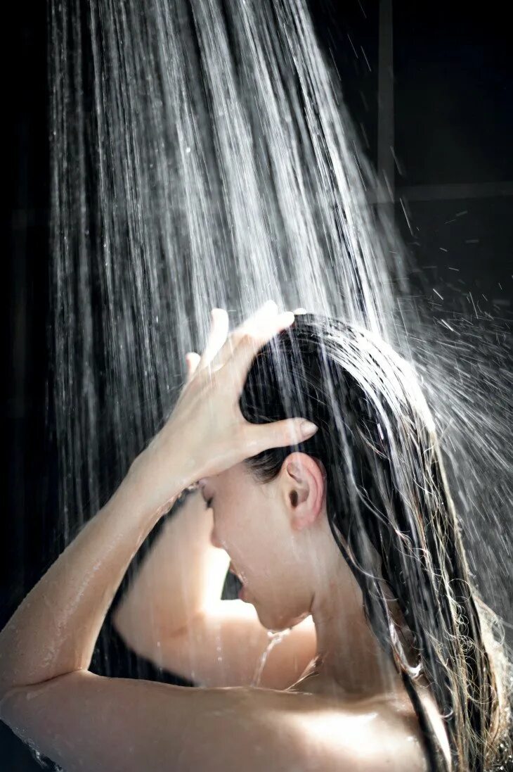 Девушка в душе фотосессия. Девочка под душем. Брюнетка с мокрыми волосами. Фотосессия с мокрыми волосами. Девушки душе красивая видео