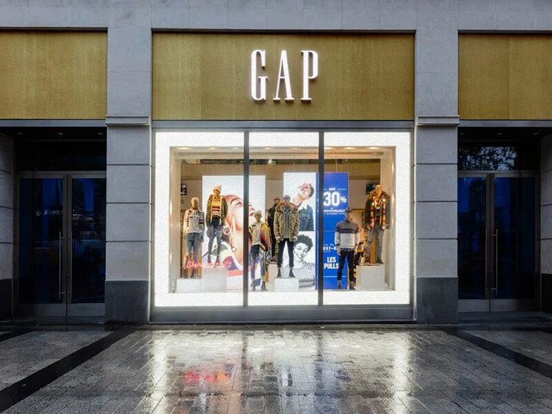 Gap компания. Гап. Магазин gap. Витрины магазина gap. Вывеска gap.