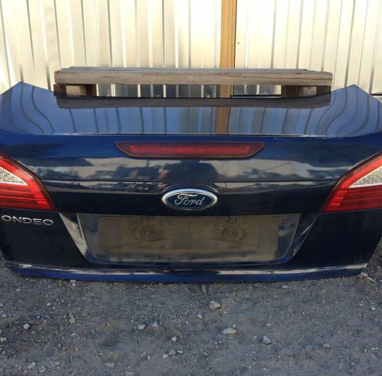 Крышка багажника ford mondeo 4 рестайлинг. Накладка на крышку багажника мондео 4 рестайлинг. Форд мондео крышка багажника 2011. Крышка багажника на форд мондео 4. Крышка багажника ford mondeo iv открытая.
