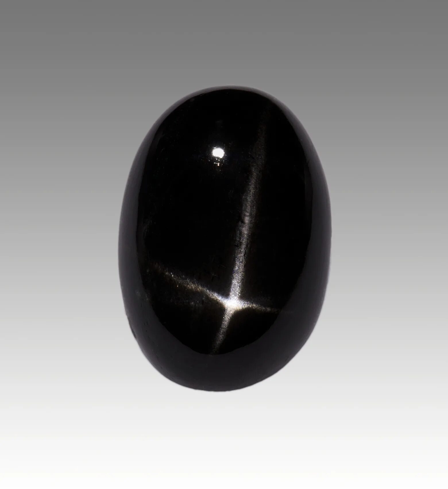 Включи камень 9. Диопсид черный звездчатый. Черный звездчатый сапфир. Астеризм диопсида. Диопсид черная звезда камень.