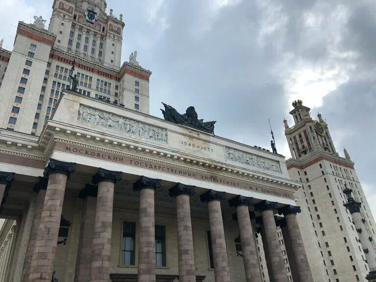 Мгу 17. Московский государственный университет имени м.в. Ломоносова. МГУ Ломоносова. Университет Ломоносова в Москве. МГУ имени Ломоносова в Москве универ факультеты.