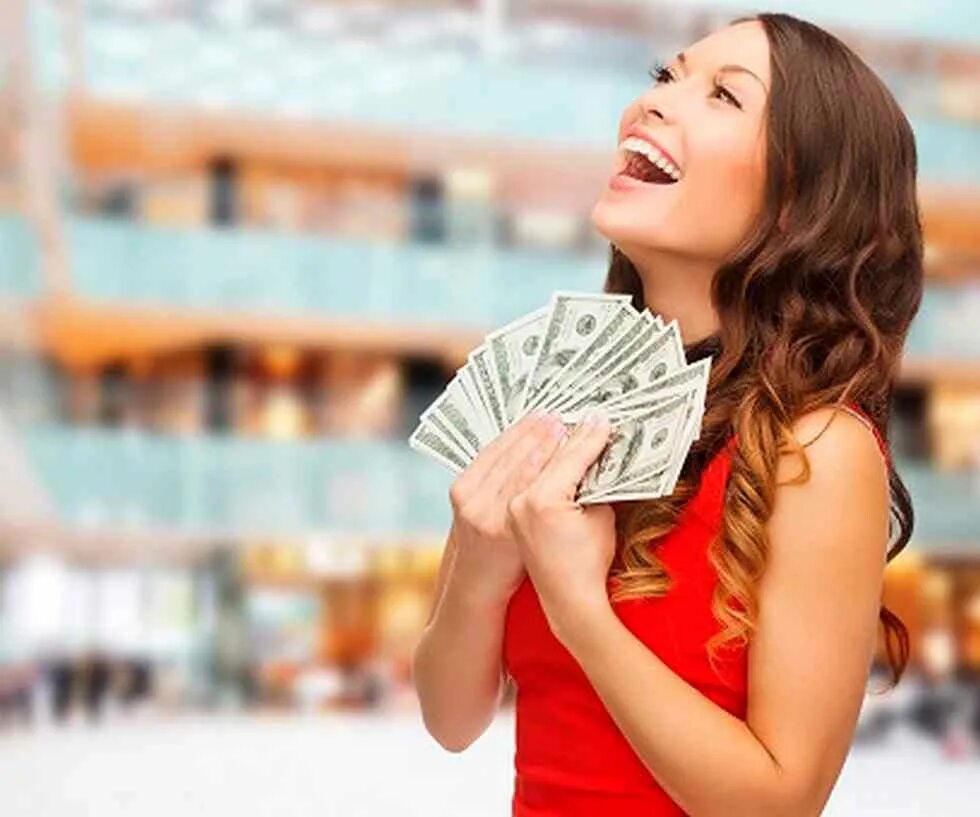 Букет "женщине". Вопросы про деньги. Девушка с рублями. Как решиться открыть свой бизнес?. Женщине дарят цветы.