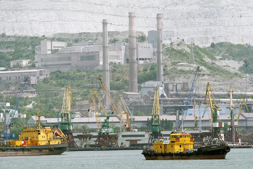 Новороссийск завод. Новороссийский морской торговый порт, Новороссийск. Новороссийский цементный завод Новоросцемент. Завод бетона Новороссийск.