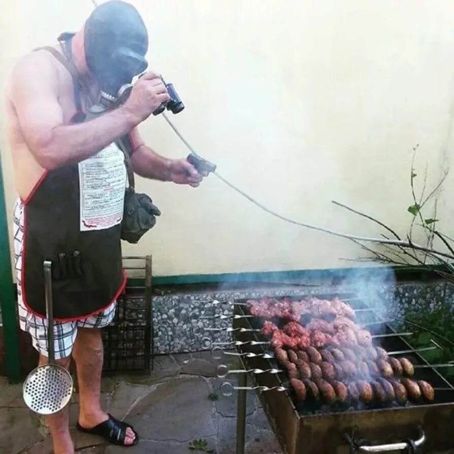 Жарить шашлык прикол. Смешные мангалы. жарим шашлык.